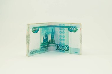 Beyaz arka planda bin ruble banknot duruyor.