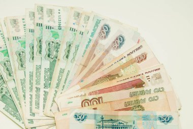 Bin, beş yüz, yüz elli rublelik banknotlar beyaz arka planda.