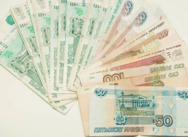 Bin, beş yüz, yüz elli rublelik banknotlar beyaz arka planda.