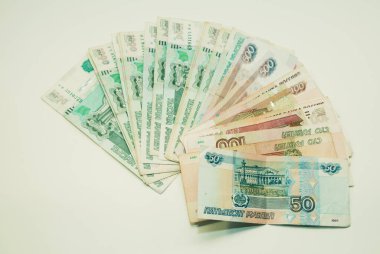 Bin, beş yüz, yüz elli rublelik banknotlar beyaz arka planda.