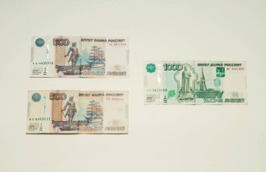 Para, 500 'e eşit, beyaz arka planda bir denklem şeklinde bin tane yalan söyler.