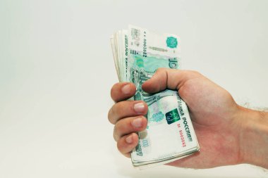 Erkek elinde 1000 ruble nakit kağıt banknot tutuyor.