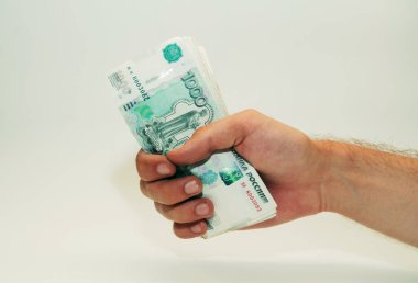Erkek elinde 1000 ruble nakit kağıt banknot tutuyor.