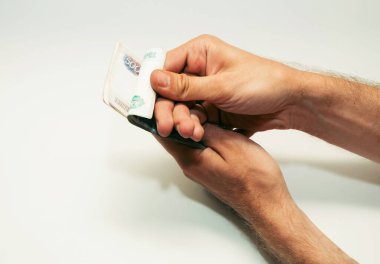 Eldeki adam Rus kağıt para notlarını sayar.