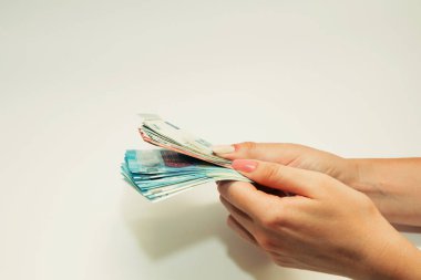 Kadın eli para tutar. Farklı değerlerde kağıt banknotlar.