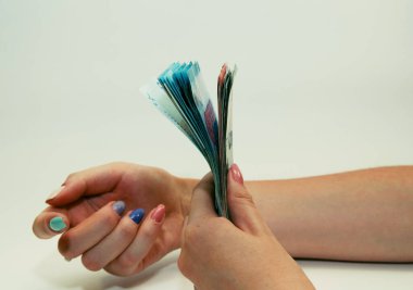 Kadın eli para tutar. Farklı değerlerde kağıt banknotlar.