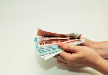 Kadın elleri Avrupa banknotlarını farklı değerlerde tutuyor