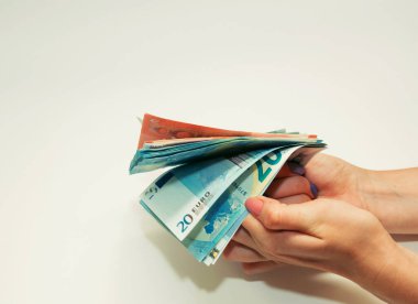 Kadın elleri Avrupa banknotlarını farklı değerlerde tutuyor