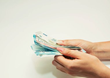 Kadın elleri Avrupa banknotlarını farklı değerlerde tutuyor