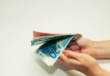 Kadın elleri Avrupa banknotlarını farklı değerlerde tutuyor