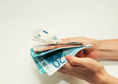 Kadın elleri Avrupa kağıt banknotlarını farklı değerlerde sayıyor