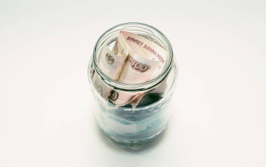 Cam kavanoz Rus parasıyla tıkanmış.