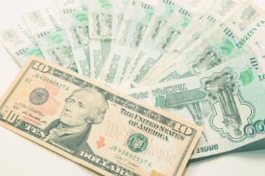 Ruble ve dolar banknotları beyaz bir arkaplanda yatıyor