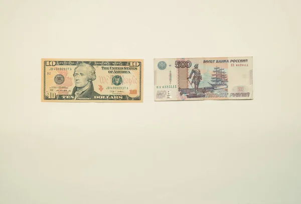 Rubel Und Dollar Banknoten Liegen Auf Weißem Hintergrund — Stockfoto