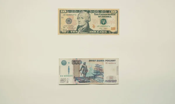 Рублі Банкноти Долара Лежать Білому Фоні — стокове фото