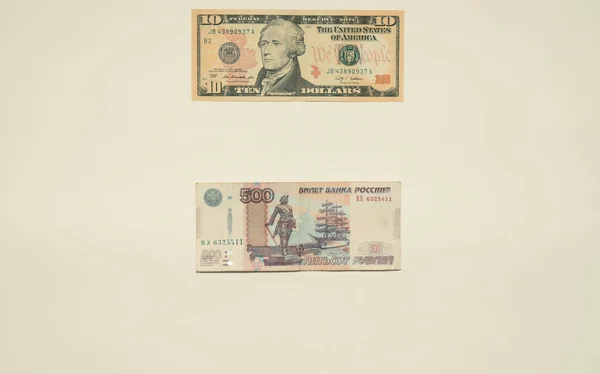Rubel Und Dollar Banknoten Liegen Auf Weißem Hintergrund — Stockfoto