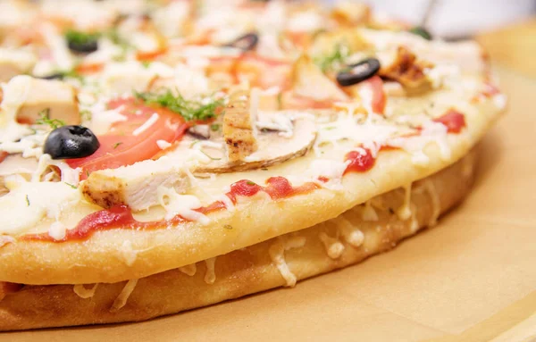 Fertigpizza Mit Füllung Auf Holztablett — Stockfoto