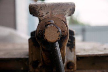 Paslı yerleşime ayarlanmış eski metal mengene aracı