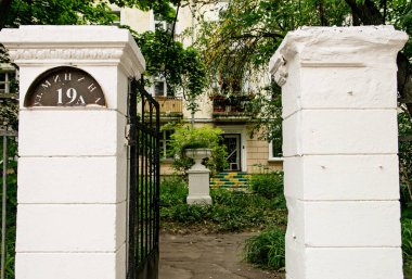 26 Ağustos, Rusya, Nizhny Novgorod, Minin caddesinde beyaz kolonları olan bir kapı.