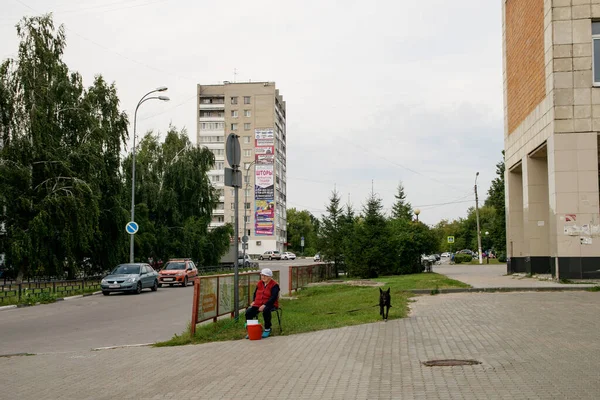 Августа Россия Нижний Новгород Борский Городской Округ Бабушка Продает Товары — стоковое фото