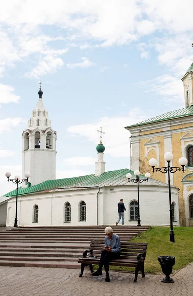 Agosto 2020 Rússia Vladimir Homem Senta Banco Lado Igreja São — Fotografia de Stock