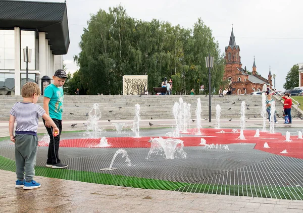 Srpna 2020 Rusko Vladimír Děti Kašny Náměstí Ulici Dvorjanskaja — Stock fotografie