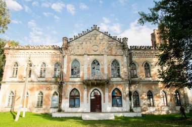 30 Ağustos 2020, Rusya, Avchurino köyü, Avchurino, Kaluga bölgesinde terk edilmiş neo-gotik malikane