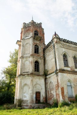 30 Ağustos 2020, Rusya, Avchurino köyü, Avchurino, Kaluga bölgesinde terk edilmiş neo-gotik malikane