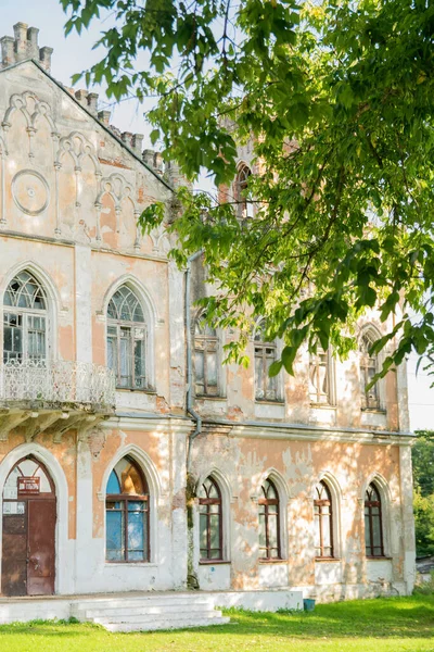 30 Ağustos 2020, Rusya, Avchurino köyü, Avchurino, Kaluga bölgesinde terk edilmiş neo-gotik malikane