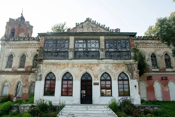 30 Ağustos 2020, Rusya, Avchurino köyü, Avchurino, Kaluga bölgesinde terk edilmiş neo-gotik malikane