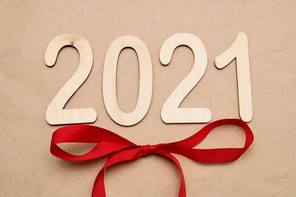 Легкие Деревянные Номера 2021 Сконцентрированы Бумаге Красным Бантом — стоковое фото