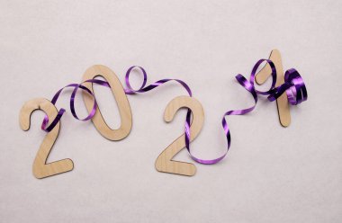 Hafif ahşap numaralar 2021 Beyaz bir arka plan esprisi üzerine yatar