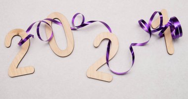 Hafif ahşap numaralar 2021 Beyaz bir arka plan esprisi üzerine yatar