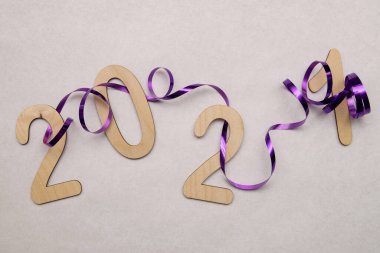 Hafif ahşap numaralar 2021 Beyaz bir arka plan esprisi üzerine yatar