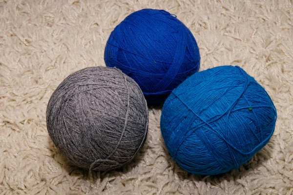 Drei Wollknäuel Blauen Blauen Und Grauen Farben Liegen Auf Weißem — Stockfoto