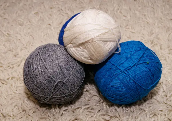 Vier Wollknäuel Blauen Weißen Blauen Und Grauen Farben Liegen Auf — Stockfoto