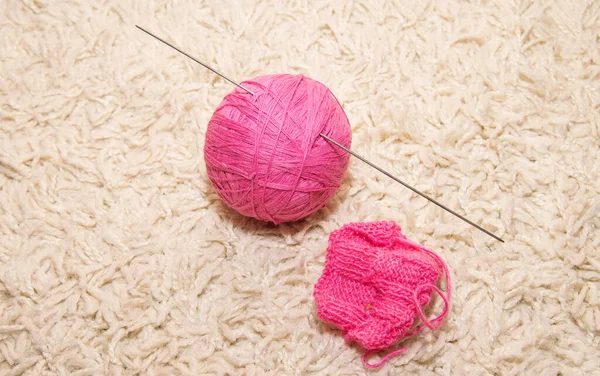 Ein Pinkfarbener Wollknäuel Zum Stricken Stricknadeln Und Ein Teil Der — Stockfoto