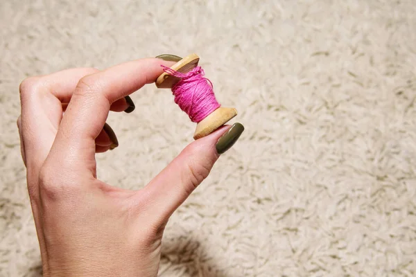 Roze Draadspoel Linkerhand Van Vrouw — Stockfoto