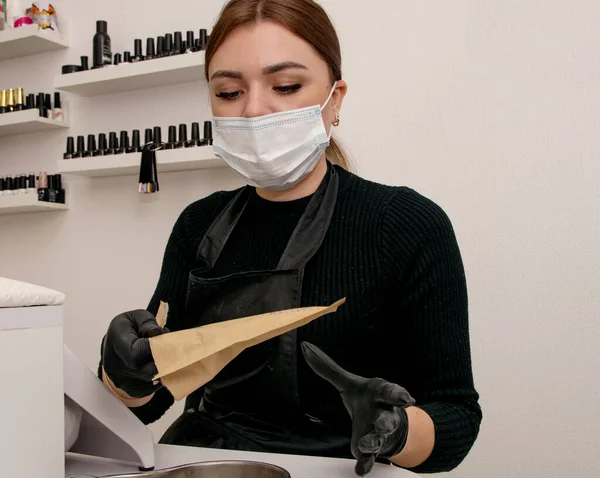 Jong Meisje Manicure Een Masker Opening Van Een Pakket Voor — Stockfoto