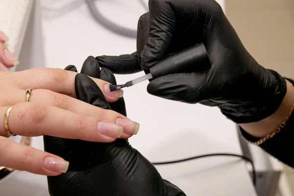 Close Shot Van Nagellak Door Manicure Zwarte Handschoenen — Stockfoto