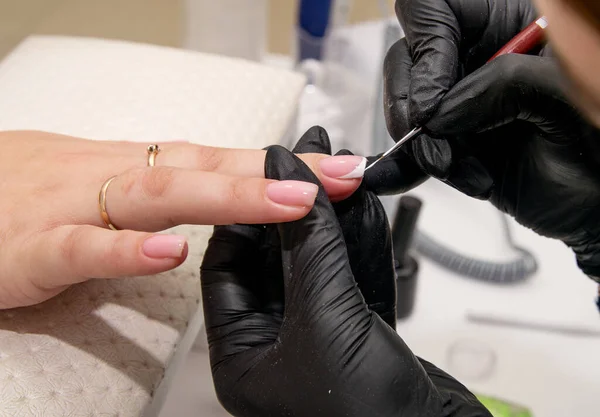 Close Shot Van Een Manicure Zwarte Handschoenen Aanbrengen Van Een — Stockfoto