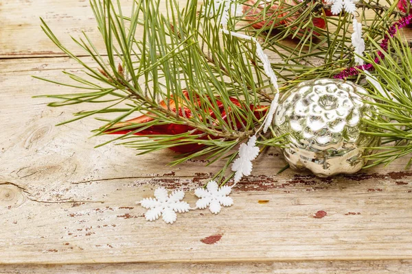Vintage-Weihnachtsbaumspielzeug. Neujahrsferien-Konzept. immergrüne Kiefernzweige, alte Holzbretter Hintergrund — Stockfoto