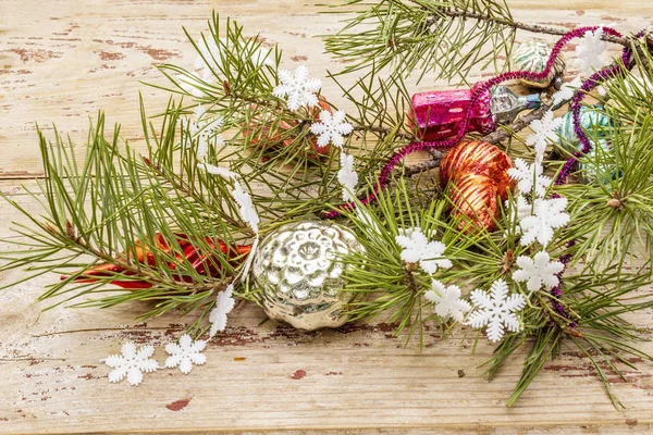 Vintage-Weihnachtsbaumspielzeug. Neujahrsferien-Konzept. immergrüne Kiefernzweige, alte Holzbretter Hintergrund — Stockfoto