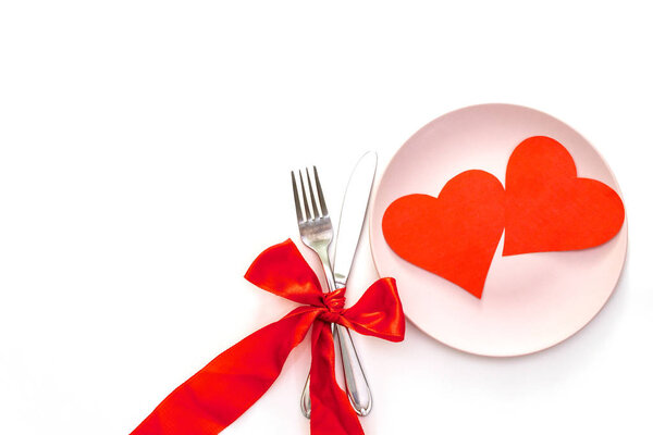 Красные сердца, ленты, ложка, вилка, нож
