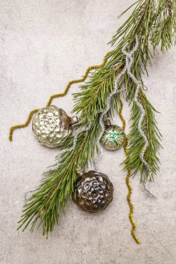 Klasik Noel ağacı oyuncakları. Yeni yıl tatili konsepti. Evergreen çam dalı