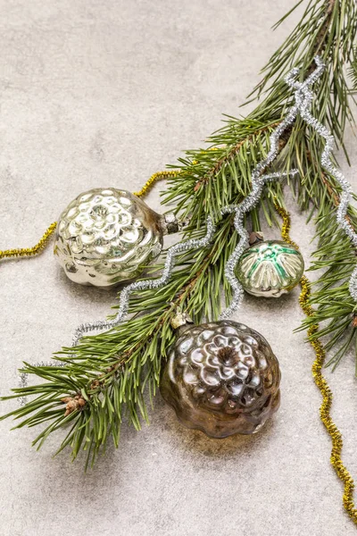 Vintage-Weihnachtsbaumspielzeug. Neujahrsferien-Konzept. immergrüner Kiefernzweig — Stockfoto