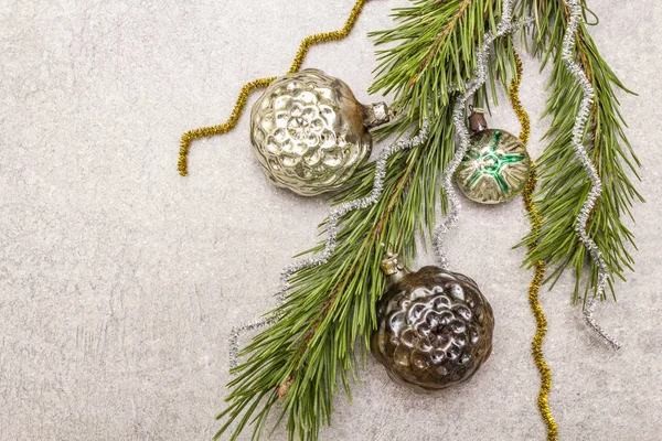 Klasik Noel ağacı oyuncakları. Yeni yıl tatili konsepti. Evergreen çam dalı — Stok fotoğraf