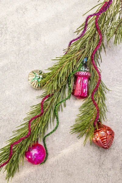 Vintage-Weihnachtsbaumspielzeug. Neujahrsferien-Konzept. immergrüne Kiefernzweige, sonnige Strahlen — Stockfoto