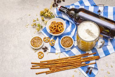 Oktoberfest seti. Hafif bira, kraker, hardal, susam samanı, hop.