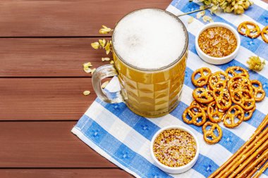 Oktoberfest seti. Hafif bira, kraker, hardal, susam samanı, hop.